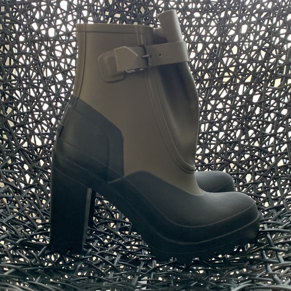 Hunter Ankle High Heeled Two Tone Rain Boots Black and Green Size US 9 Womens